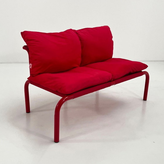 Image 1 of Rode tweezitsbank van metaal en stof van Thalia & Co, jaren 80.