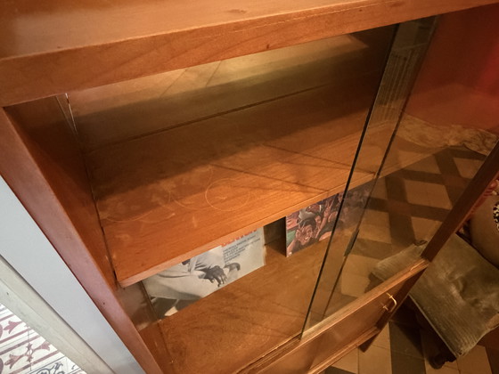 Image 1 of Mobiletto vintage in stile scandinavo con ante in vetro