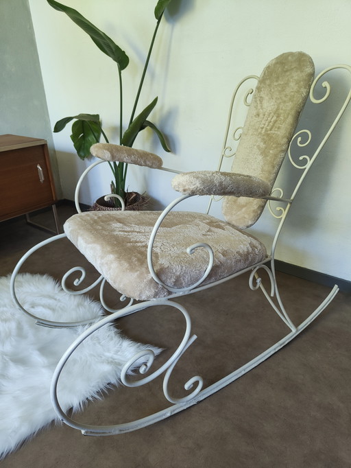 Sedia a dondolo appena rivestita