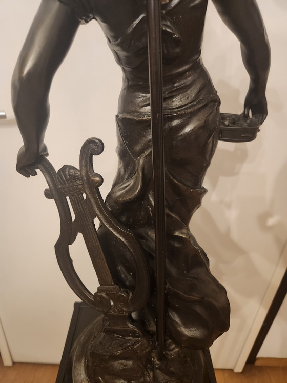 Image 1 of Grote Monumentale Bronzen Lamp / Vloerlamp naar L. & F. Moreau - "Vrouw met lier" met Tiffany-stijl glaskap - 100 cm - 15,5 kg