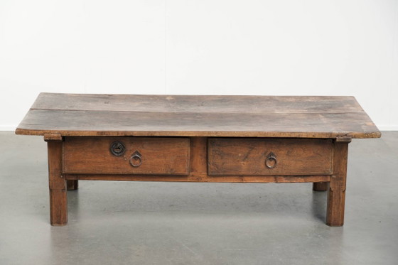 Image 1 of Table basse ancienne en bois fruitier du sud de l'Europe, avec un tiroir et une belle patine pleine de caractère.