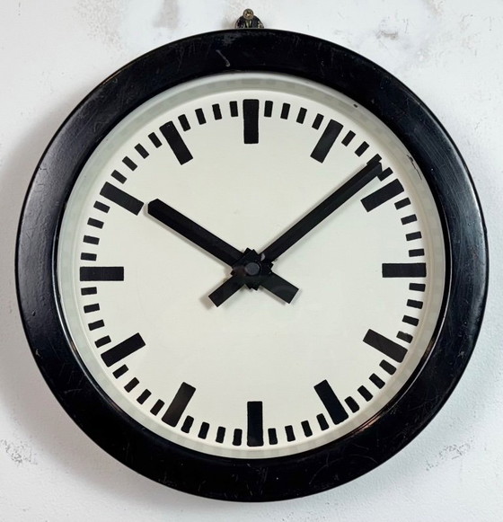 Image 1 of Horloge murale industrielle allemande noire, années 1950
