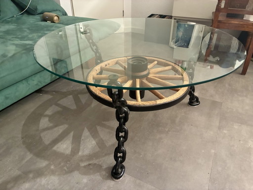 Table basse design en bois massif, motif roue de chariot

Table basse design