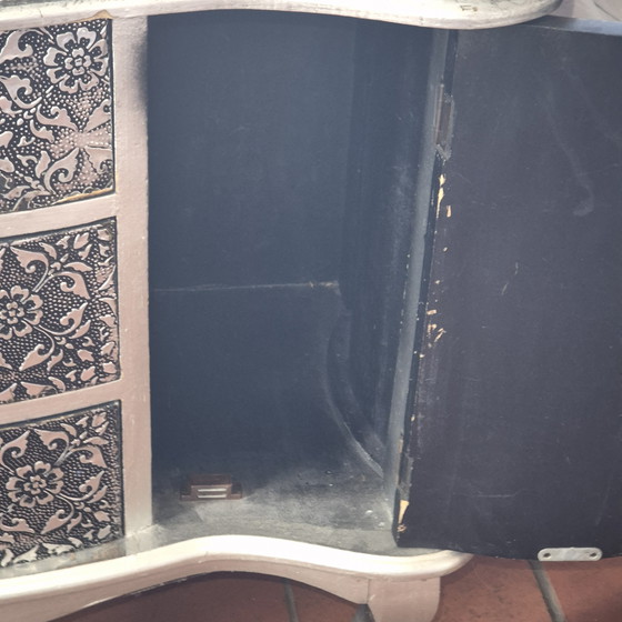 Image 1 of Cassettiera in stile barocco, argento e nero, 76x34x66 cm.