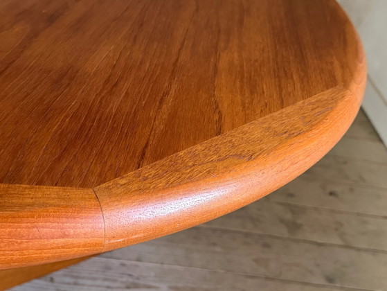 Image 1 of Vintage round Scandinavian teak table with a central star base, extendable.