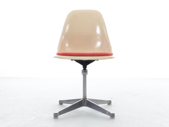 Image 1 of Suite aus 4 drehbaren Space Age-Stühlen. Bezug aus dem Original. Charles Eames - Herman Miller