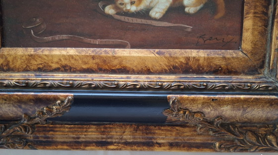 Image 1 of Antiek olieverfschilderij "Drie kittens in een mandje", olieverf op hout, gesigneerd Frey, sierlijke lijst.