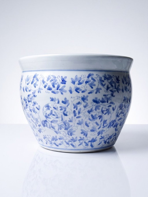 Maceta de porcelana china antigua azul y blanca con decoración vegetal.