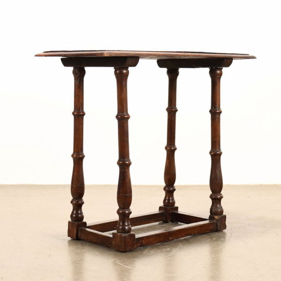 Image 1 of Table basse en noyer