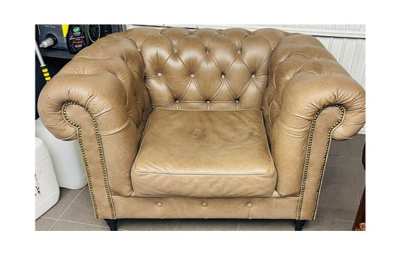 Magnifique Fauteuil Chesterfield XL Cuir Véritable – 125 Cm – Leather, Wood (photo 3 of 10)