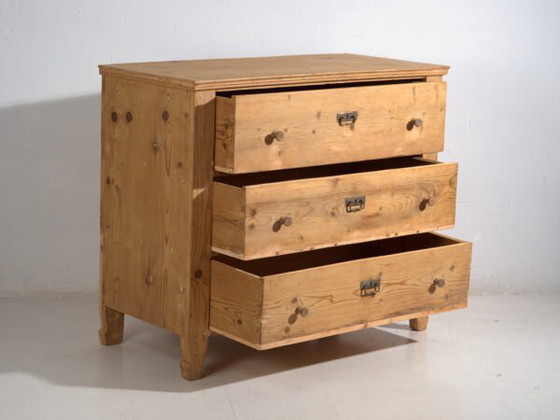 Commode d'Europe centrale à trois tiroirs en pin lavé – Europe centrale, circa 1900 – Brass, Scandinavian (photo 22 of 40)