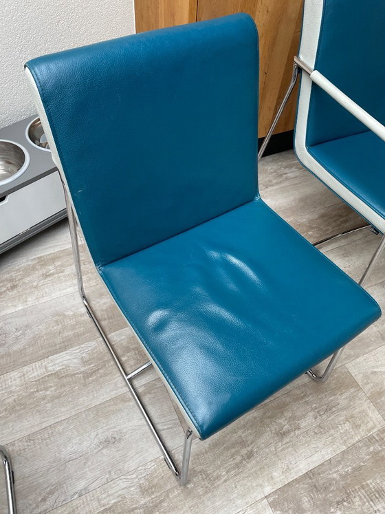 Four chairs, two with armrests, blue and white skai, Leolux, Dining chairs, Chrome, Modern (photo 6 of 7)