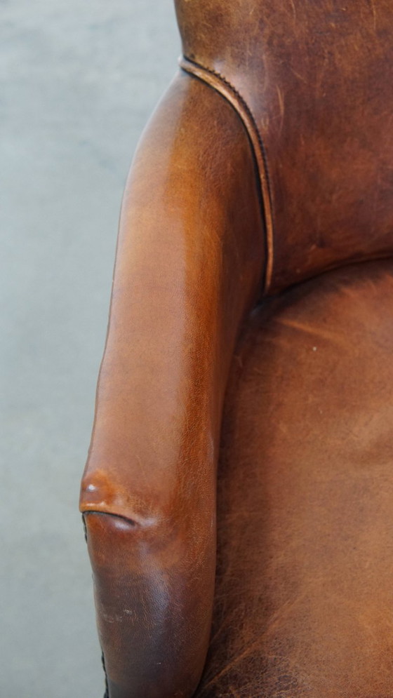 Image 1 of Chaise de salle à manger/de chevet en peau de mouton couleur cognac avec accoudoirs