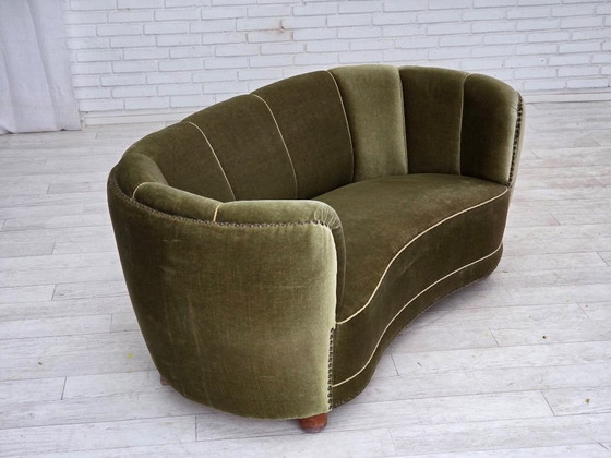Image 1 of Dänisches 2-Sitzer-Sofa „Banane“ aus den 1970er Jahren, grüner Möbelveloursbezug, Beine aus Eichenholz.
