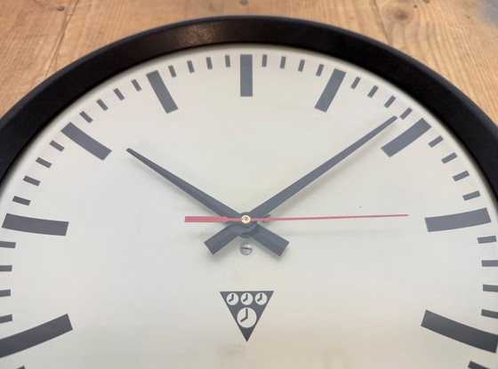 Image 1 of Horloge murale industrielle en bakélite brune de Pragotron, années 1960