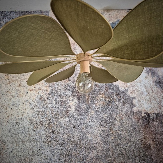 Image 1 of Suspension fleur, modèle Orphéa, 12 pétales en métal doré et lin (teinte au choix)