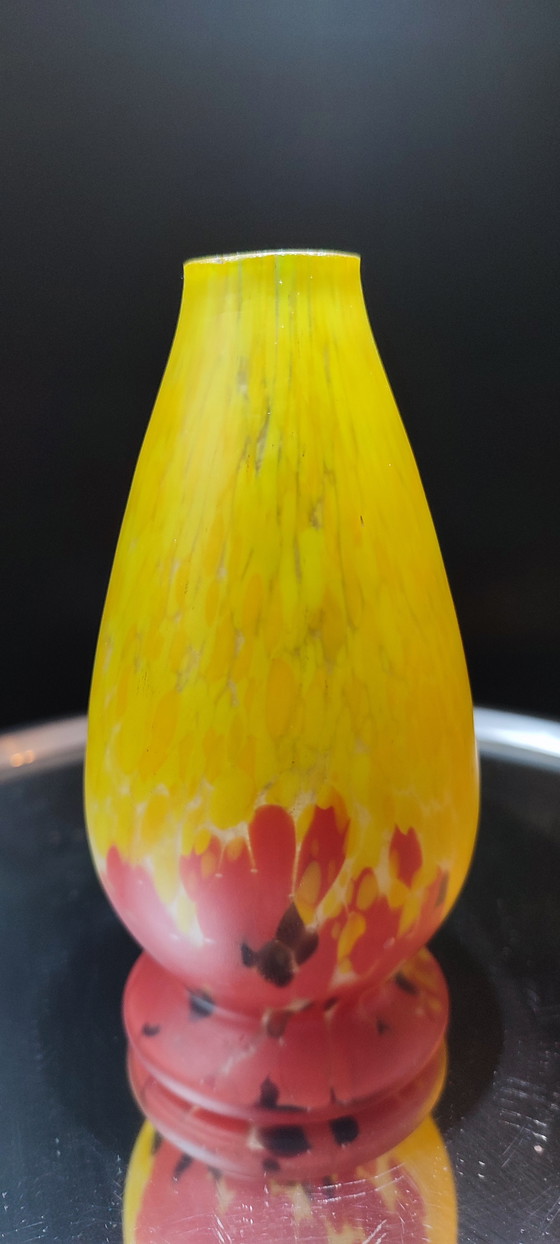 Image 1 of Vase forme galbée en pâte de verre 
