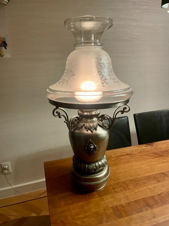 Image 1 of Lampe de table ancienne en étain, magnifique et richement décorée