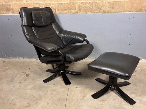 Sillón giratorio Skalma de diseño danés con otomana