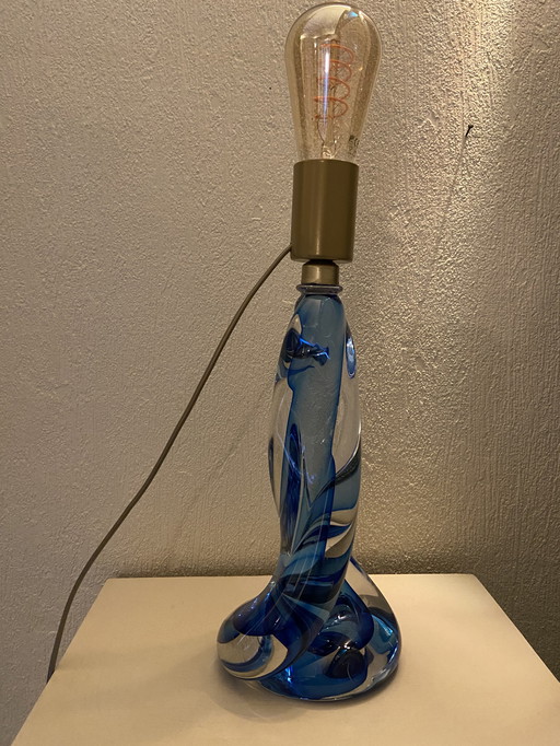 Val Saint Lambert gedraaide tafellamp van blauw/transparant kristal.