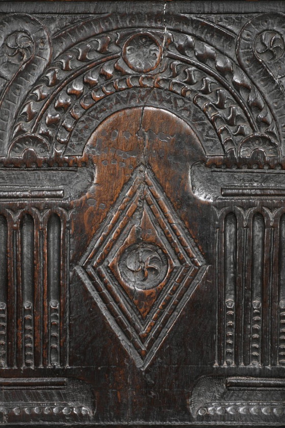 Image 1 of Chaise anglaise ancienne en chêne / Chaise à lambris du XVIIe siècle, ornée de magnifiques sculptures et détails en bois.