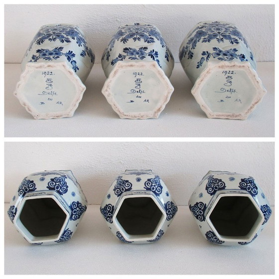 Image 1 of 3 antieke Delfts blauwe vazen met deksel uit 1922 Porceleyne Fles