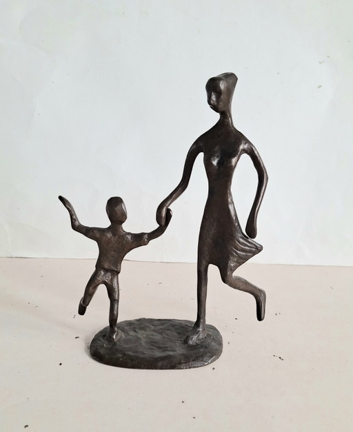 Bodrul Khalique, bildender Künstler. Bronzefarbene Figur einer Mutter mit Kind. Vintage 1978. – beeldhouwkunst