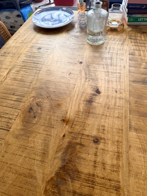 Image 1 of Mesa de comedor industrial de madera de mango con base de metal.
