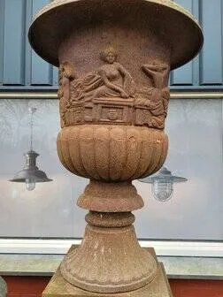 Grote oude gietijzeren plantenbak op sokkel, Bruin, Vintage (foto 2 van 7)