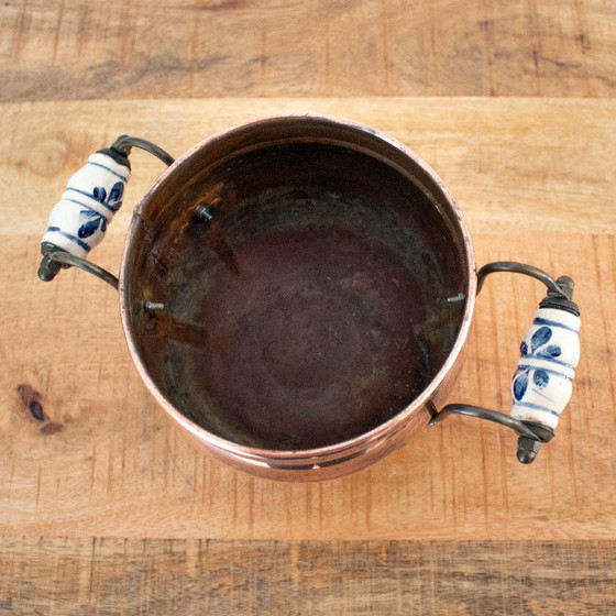 Image 1 of Vintage bloempot op voet uit de jaren '50 van koper, messing en Delfts blauw porselein