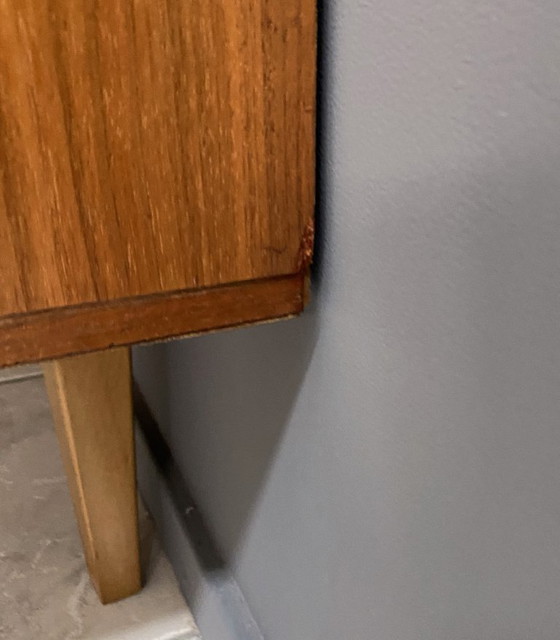 Image 1 of Dressoir uit de jaren 70 met decoratieve lijn boven de deuren.