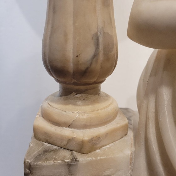 Image 1 of Scultura/lampada da tavolo “ragazza che legge”, alabastro, firmata, Art Nouveau, inizi del XX secolo – Italia