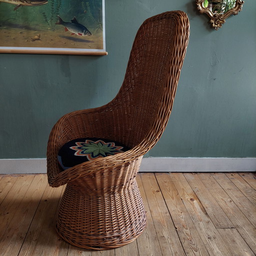 Vintage rieten of rotan stoel met Vintage kussen