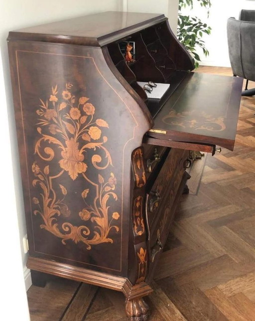 Nederlands schrijfbureau met bloemenmarqueterie