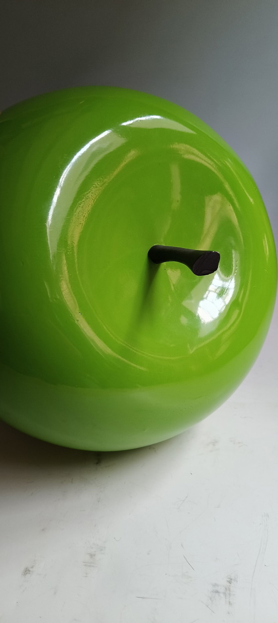 Image 1 of Dekorativer großer Apfel, eine Ode an Magritte
