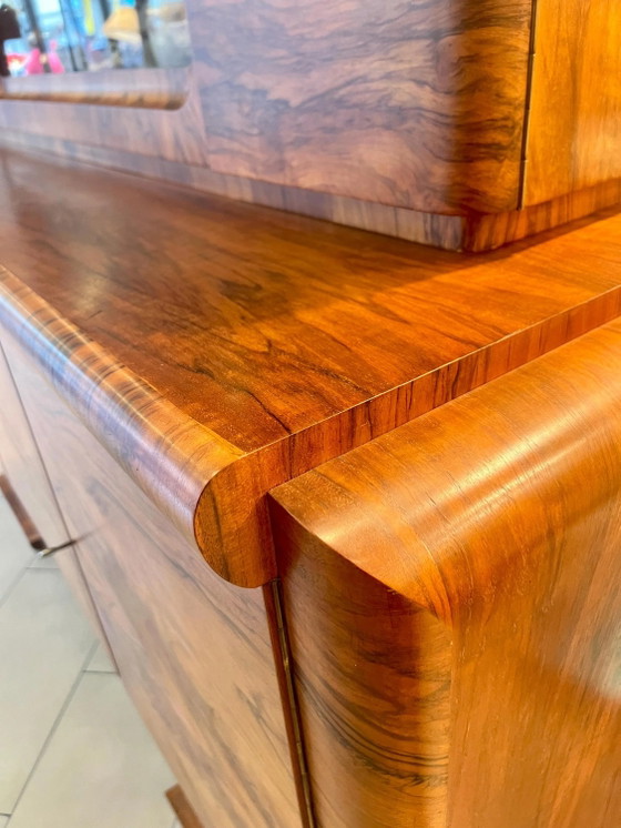 Monumentales Art Deco Sideboard mit Vitrinenaufsatz & Marmorplatte, dokumentiert 1932 – Nussbaum Wurzelholz (photo 5 of 11)