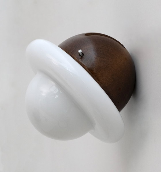 Image 1 of Pareja de apliques italianos de madera y cristal opalino de mediados de siglo, años 60