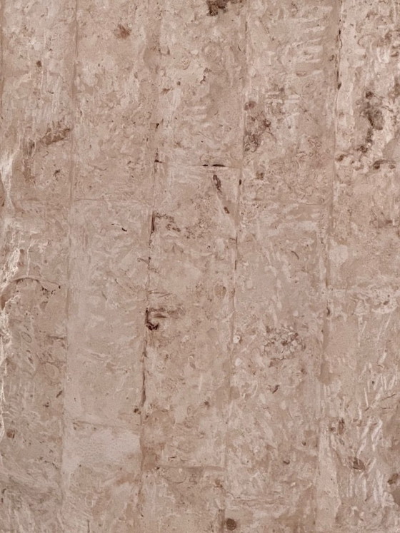 Tavolo da pranzo rotondo in pietra mactan con piano in vetro e base brutalista, Tavoli da pranzo, Crema (foto 4 di 6)