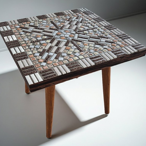 Image 1 of Bijzettafel in mozaïekstijl uit het midden van de 20e eeuw met een blad van keramische tegels.