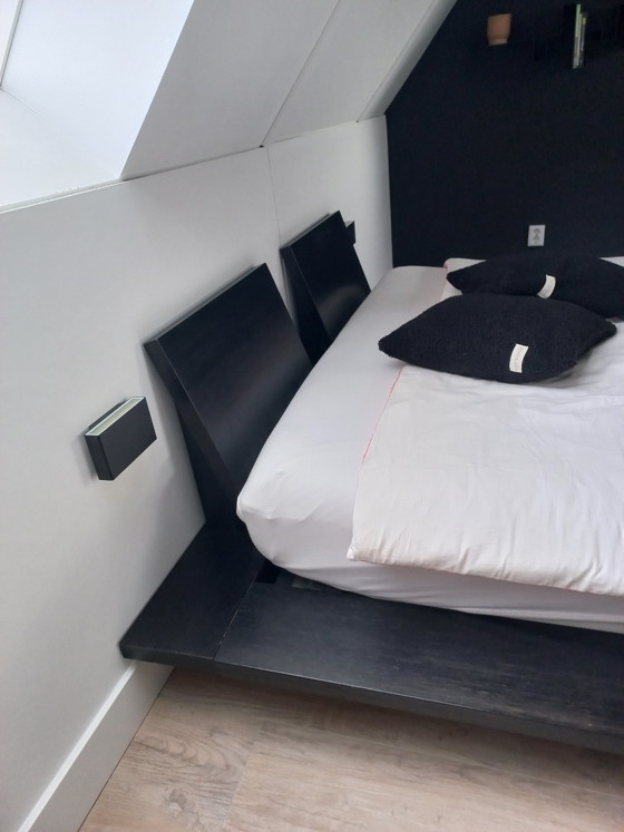Image 1 of Cama moderna de madera de bambú negro.