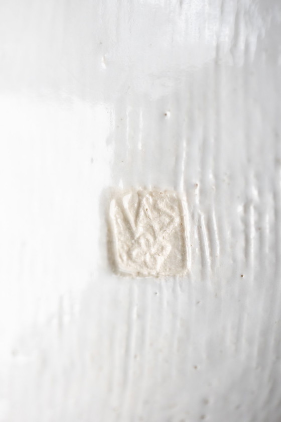 Image 1 of Valérie Courtet. Oso presentando tres animales. Contemporáneo.