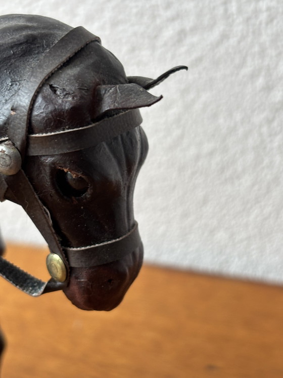 Statuetta di Cavallo Decorativa Vintage, Mid-Century, in Cartapesta Rivestita in Pelle con Bellissimi Dettagli (photo 4 of 4)