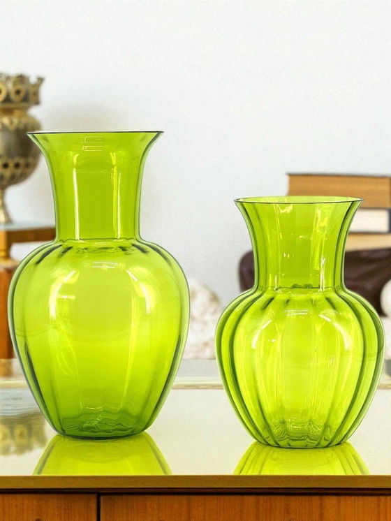 Image 1 of Venezianische Muranoglasvasen – durchscheinender grüner Rigadin-Kristall, mundgeblasen in Murano