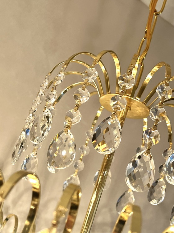Image 1 of Lampadario di cristallo con struttura dorata a goccia sfaccettata