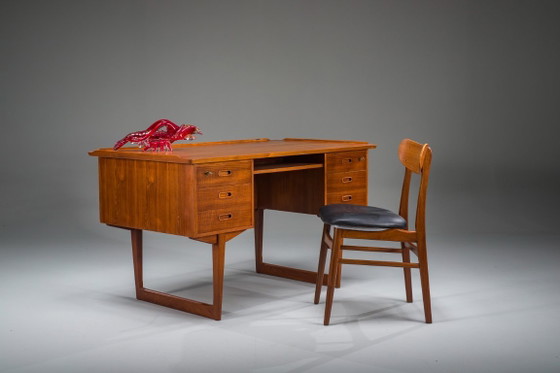 Image 1 of Freistehender dänischer Teak-Schreibtisch aus der Mitte des 20. Jahrhunderts mit erhöhter Kante, 1960er Jahre