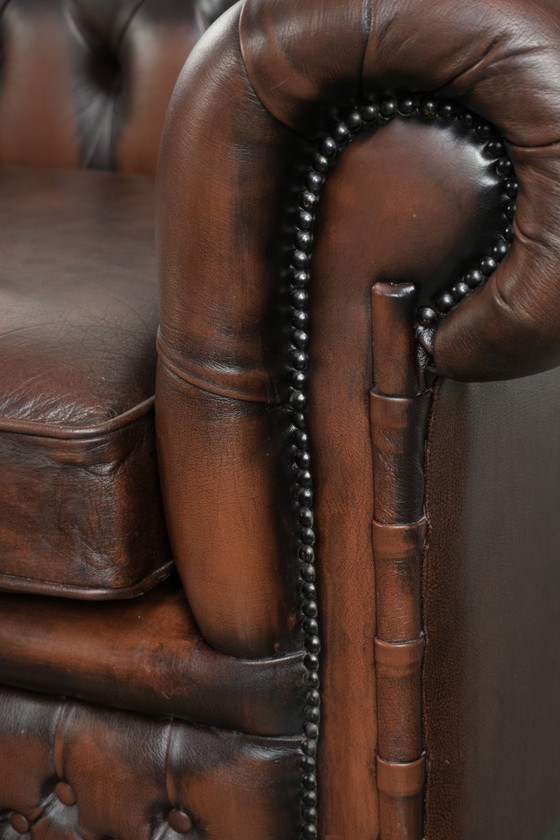 Image 1 of Wunderschönes Chesterfield-Sofa im englischen Stil, 2-Sitzer aus Rindsleder in einem schönen, zeitlosen Braunton.