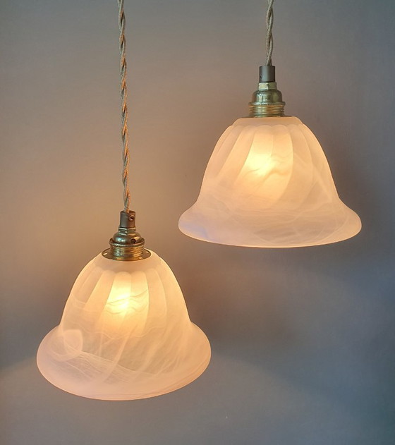 Ensemble de Suspensions Vintage en Verre Dépoli avec des 'Tourbillons' Tissés dans le Verre. – Metal (photo 4 of 18)