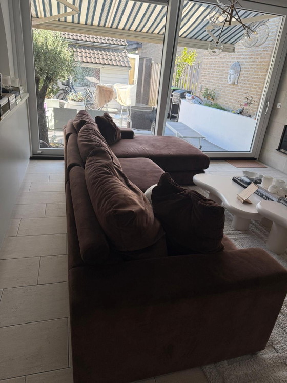Geräumiges Ecksofa aus schokoladenbraunem Samt mit Chaiselongue – 3-5 Sitzer Sofas, Velvet, Plastic (photo 3 of 10)