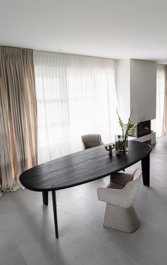 Image 1 of Qliv Stone Oval 115x260cm in Charcoal Schwarz gebeizt Massiv-Esche Vitrine