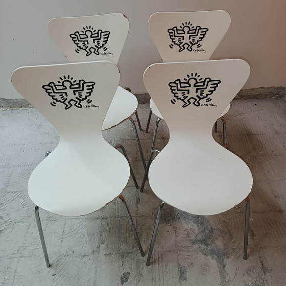 Image 1 of Página 1 de 18 Juego de 4 sillas Keith Haring de Arne Jacobsen para Fritz Hansen